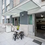 Em Frente ao Shopping Atlântico! Ampla Sacada, Garagem e Ar condicionado!
