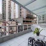 Em Frente ao Shopping Atlântico! Ampla Sacada, Garagem e Ar condicionado!
